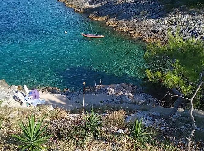 Modern Robinson Veli Bare Vela Luka