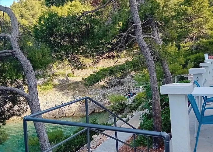 Modern Robinson Veli Bare Nyaraló *