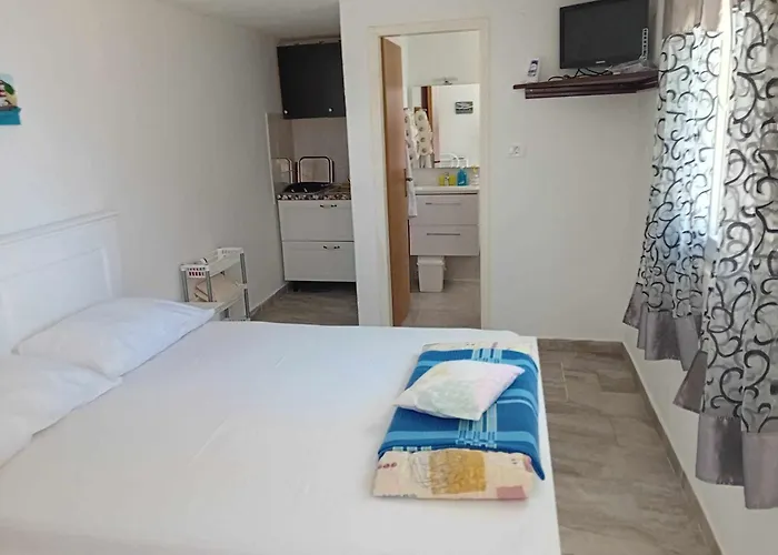 Nyaraló Modern Robinson Veli Bare *