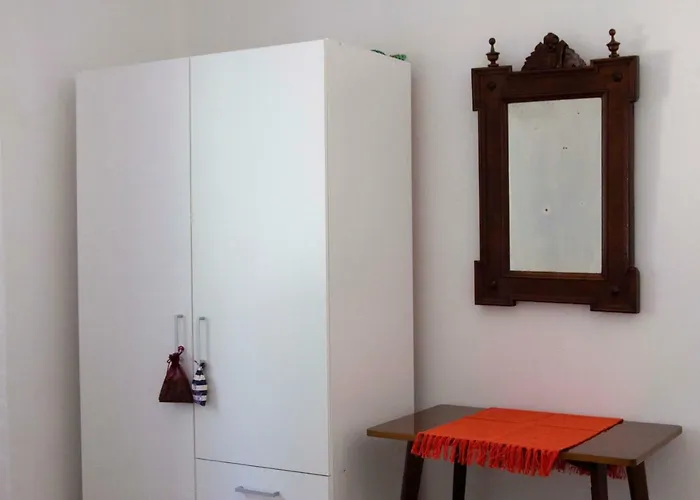 Modern Robinson Veli Bare Nyaraló *